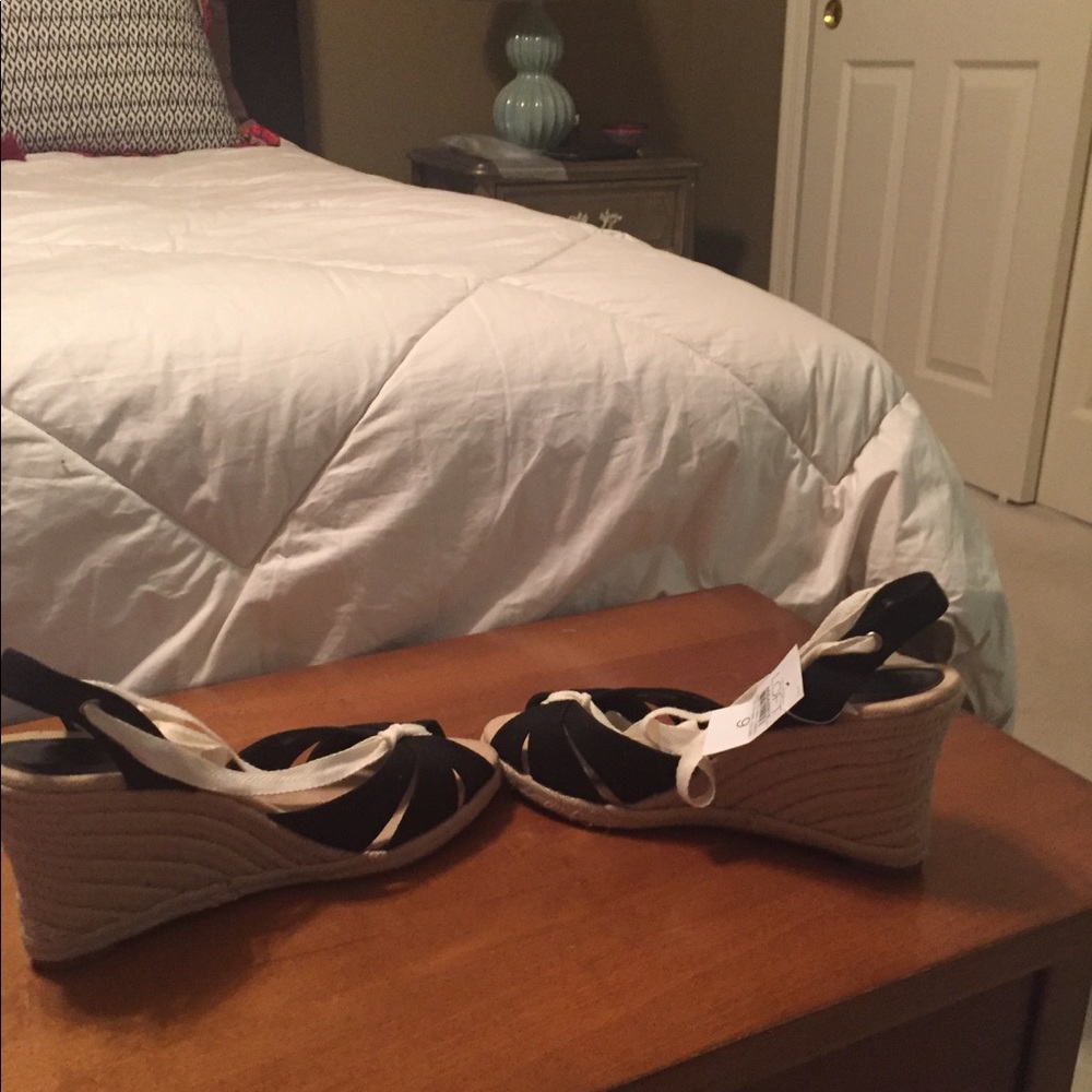 Shoes - Picture 4 of 7